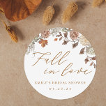 Rustikaler Fall Zunahmung des Brautparty der Liebe Runder Aufkleber<br><div class="desc">Maßgeschneiderte Hochzeitsaufkleber und Brautparty-Aufkleber mit "Fall in Liebe" moderne Kalligraphie mit rustikalen Aquarellfarben Herbst Blumen und Blattwerk.</div>