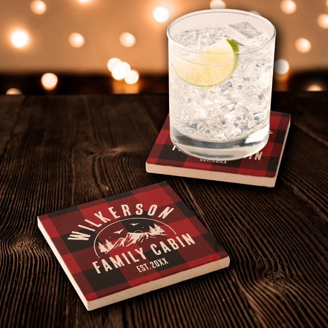 Rustikaler Familienname Hütte Seehaus Rot Kariert Steinuntersetzer (Von Creator hochgeladen)