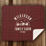 Rustikaler Familienname Kabine Hütte Retro Rot Kar Sherpadecke<br><div class="desc">Rustikale,  moderne Sherpa-Decke mit einem trendigen Wald-Gebirge-Design mit Kiefern,  Wäldern und Vögeln umgeben von Ihrem eigenen Familiennamen auf bedrucktem,  rotem Büffel kariertem Hintergrund,  einem personalisierbaren Namen Ihrer Hütte,  Kabine,  Seehaus oder anderen,  sowie das Jahr,  das festgelegt wurde.</div>