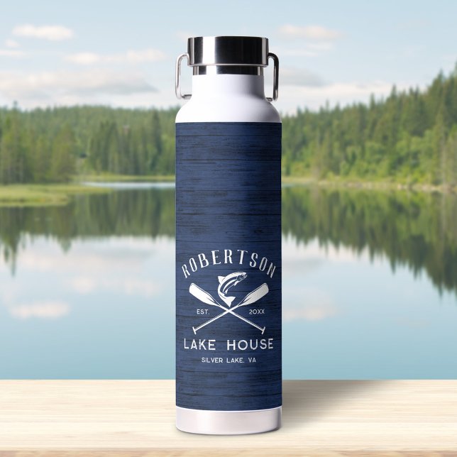 Rustikaler Familienname Lake House Navy Blue Wood Trinkflasche (Von Creator hochgeladen)