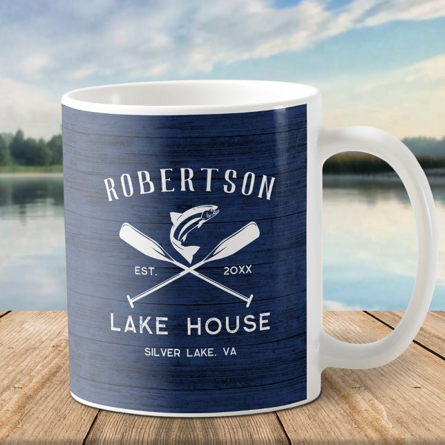 Rustikaler Familienname Lake House Rustikales blau Kaffeetasse (Von Creator hochgeladen)