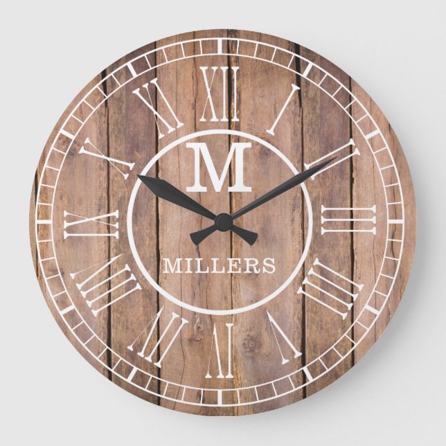 Rustikaler Familienname Monogram Brown Wood Große Wanduhr (Vorderseite)