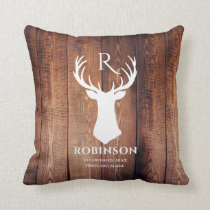 Rustikaler Familienname Monogram Wood Deer Antler Kissen