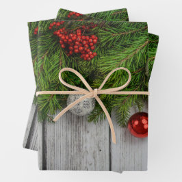 Rustikaler Ferienbaum: Kiefern, Holly & Baubles Geschenkpapier Set