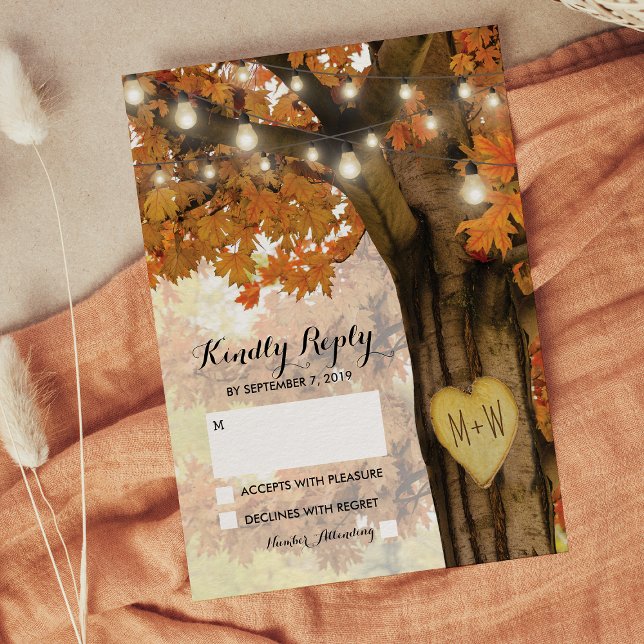 Rustikaler Herbstbaum Twinkle Light Wedding RSVP Karte (Von Creator hochgeladen)