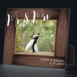 Rustikaler Herr & Mrs. Modern Wedding Foto Frame Fotoplatte<br><div class="desc">Dieses Design verfügt über einen rustikalen Holzrahmen aus Imitat und modernen Skripttext. Klicken Sie auf die Schaltfläche Anpassen, um den Text flexibler zu gestalten. Variationen dieses Designs, verschiedene Papiertypen sowie koordinierende Produkte sind in unserem Shop unter zazzle.com/store/doodlelulu erhältlich. Kontaktieren Sie uns, wenn Sie dieses Design für ein bestimmtes Produkt verwenden...</div>