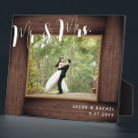 Rustikaler Herr & Mrs. Modern Wedding Foto Frame Fotoplatte<br><div class="desc">Dieses Design verfügt über einen rustikalen Holzrahmen aus Imitat und modernen Skripttext. Klicken Sie auf die Schaltfläche Anpassen, um den Text flexibler zu gestalten. Variationen dieses Designs, verschiedene Papiertypen sowie koordinierende Produkte sind in unserem Shop unter zazzle.com/store/doodlelulu erhältlich. Kontaktieren Sie uns, wenn Sie dieses Design für ein bestimmtes Produkt verwenden...</div>