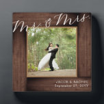 Rustikaler Herr & Mrs. Wedding Elegant Script Foto Fotoplatte<br><div class="desc">Dieses Design zeichnet sich durch einen rustikalen Holzrahmen aus Imitat aus. Klicken Sie auf die Schaltfläche Anpassen, um den Text flexibler zu gestalten. Variationen dieses Designs, verschiedene Papiertypen sowie koordinierende Produkte sind in unserem Shop unter zazzle.com/store/doodlelulu erhältlich. Kontaktieren Sie uns, wenn Sie dieses Design für ein bestimmtes Produkt verwenden möchten,...</div>