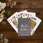 Rustikaler Herr und Frau Wedding Spielkarten<br><div class="desc">Vergnügen Sie sich mit rustikalen Spielkarten für Gastgeschenke,  Ihren Hochzeitsfeiern und dem neuvermählten Leben mit einem Imitat aus dunklem Holz mit "Mr. & Mrs." in einem großen weißen Drehbuch und einer weißen Darstellung von zwei Herzen vereint. Personalisieren Sie mit Ihren Namen und Hochzeitstermin.</div>