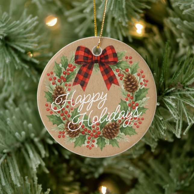 Rustikaler Holly Wreath Red Black Checkered Bow Keramik Ornament (Baum)