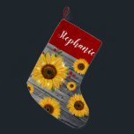 Rustikaler hölzerner Goldsonnenblume-Name Kleiner Weihnachtsstrumpf<br><div class="desc">Rustikale Sonnenblume WeihnachtsStrümpfe, die einen warmen Zusatz zu jedem modernen Bauernhausfeiertagssaisonaldekor machen! Die Watercolorillustration kennzeichnet einen handgemachten Blumennaturentwurf der niedlichen Sonnenblumen, von denen einige mit Schnurlichtern und roten Stechpalmenbeeren Burgunders aglow sind. Die elegante Kalligraphieskriptbeschriftung kann zum Namen personalisiert sein, oder Schreiben Ihrer Wahl, ändern sogar den hölzernen Hintergrund der Vintagen...</div>