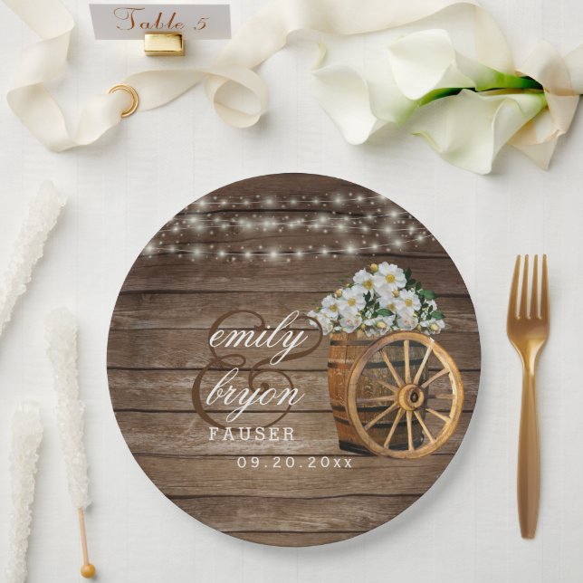 Rustikaler Holzfass und weiße Blume Pappteller (Hochzeit)