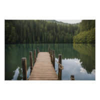 Rustikaler Holzsteg an der Forest Lake Landschaft