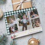 Rustikaler Husten | FotoCollage Folien Feiertagskarte<br><div class="desc">Mit diesen rustikal-schicken Weihnachtsfotokarten mit fünf beliebten Fotos in einer Collage (4 quadratisch und ein Portrait/vertikal). "Frohe Weihnachten" erscheint unten in Goldfolie handgeschriebener Schriftzypografie, die mit Kiefern, Beeren und roten Blume auf einem bemalten Teig betont wird. Personalisieren Sie mit Ihrem Namen(en) und dem Jahr am unteren Ende. Karten kehren zu...</div>