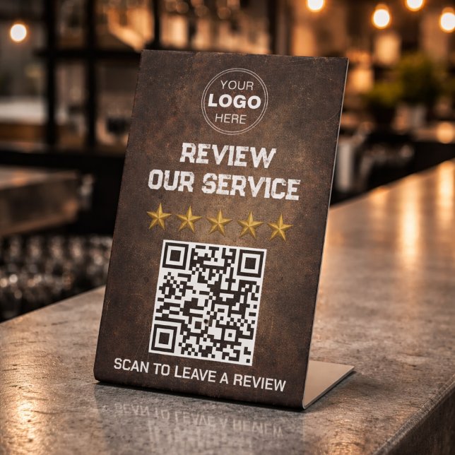 Rustikaler industrieller QR-Code Kundenbewertung Sockelschild (Rustic industrial pedestal sign with gold stars and a QR code on a dark textured surface.)