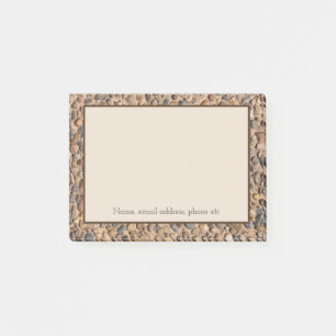 Rustikaler Kiesel entsteint Foto mit Post-it Klebezettel