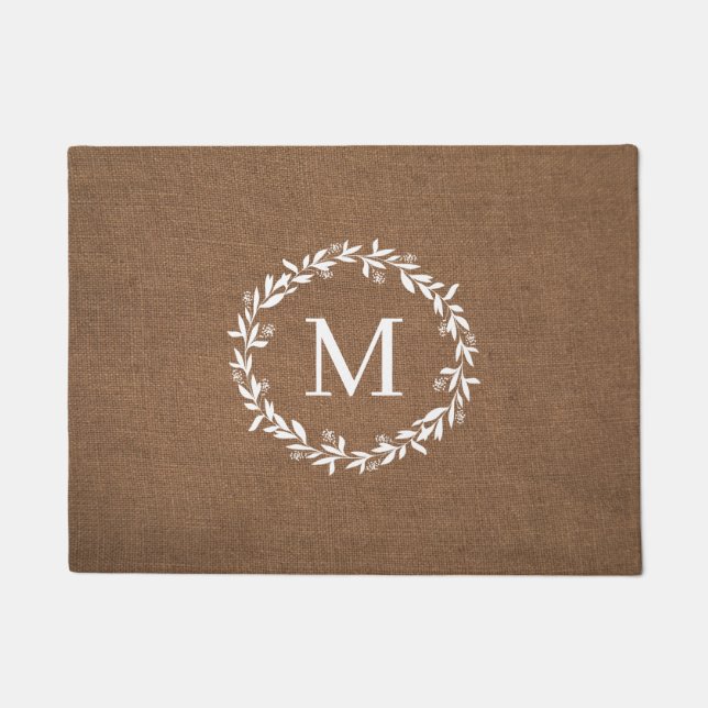 Rustikaler Kranz-Monogramm | Moderne Farmhaus-Deko Fußmatte (Vorderseite)