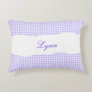 Rustikaler lila Gingham mit personalisiertem Namen Dekokissen
