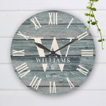 Rustikaler Monogram Driftwood-Familienname Große Wanduhr<br><div class="desc">Personalisierter Familienname,  Monogramm und Jahr etabliert Rustic Modern Wall Uhr in einem trendigen Bauernstil Design mit römischer numerischer Uhr Gesicht und türkis grau driftwood plank / shiplap Hintergrund Design. Das ideale Geschenk für Neuvermählte,  Hochzeitsgeschenke,  Hausmädchen oder Großeltern,  oder für eine Zuhause-Übernachtung in Ihrer Strandhütte,  Hütte oder im Landseehaus.</div>