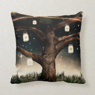 Rustikaler Nachtblick auf einen Baum mit Lichtern  Kissen