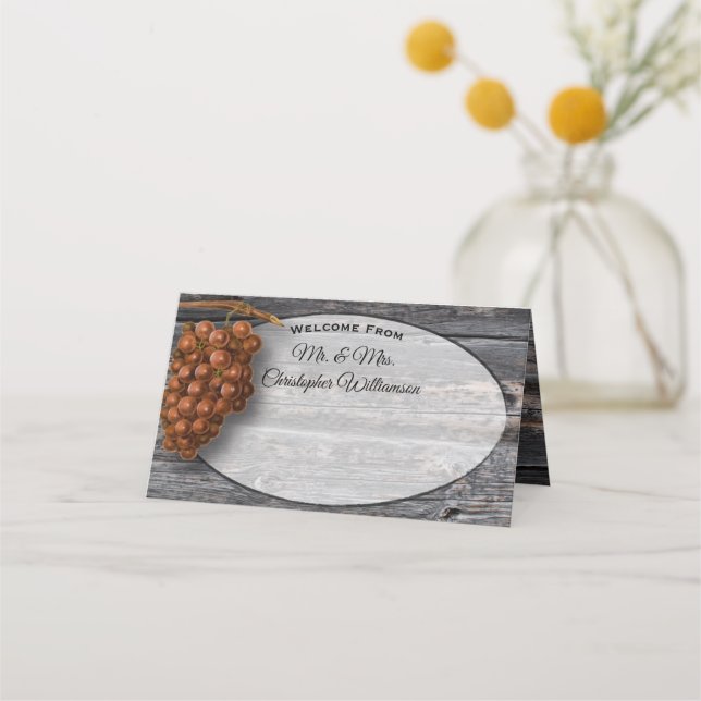 Rustikaler Outdoor-Stall Hochzeitsholz Wein Traube Platzkarte (Vorderseite)