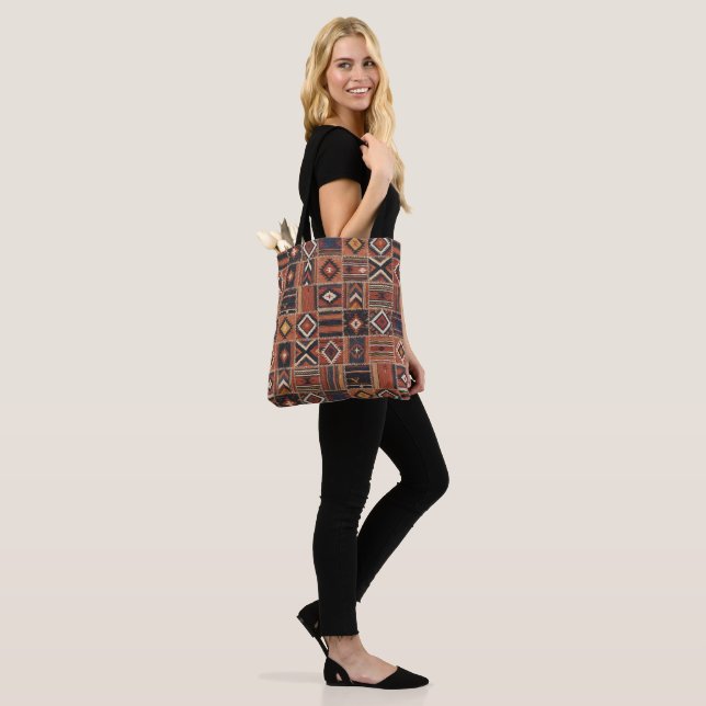 Rustikaler Patchwork-Kilim-Geometrie-Teppich (Am Model)