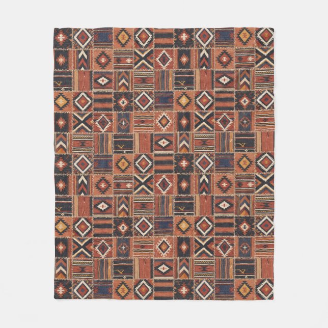 Rustikaler Patchwork-Kilim-Geometrie-Teppich Fleecedecke (Vorderseite)