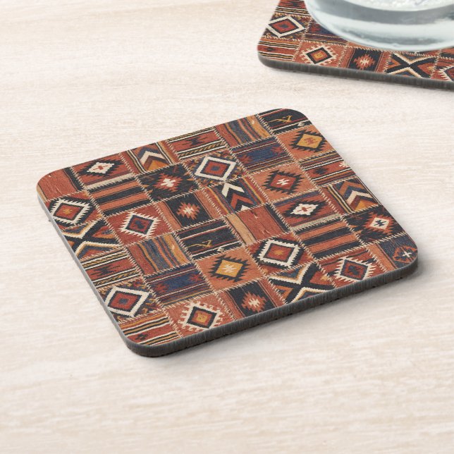 Rustikaler Patchwork-Kilim-Geometrie-Teppich Getränkeuntersetzer (Linke Seite)