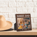 Rustikaler Personalisiert Bonus Vater Stepfather Fotoplatte<br><div class="desc">Eine bezaubernde,  individuell gestaltete Tafel zum Vatertag,  Geburtstag oder neue Stiefel bietet ein beliebtes Foto mit "Bonus Vater" oben in rustikalen Schriften. Personalisieren Sie mit dem Jahr,  in dem er ein Stiefvater wurde,  oder fügen Sie eine benutzerdefinierte Nachricht oder Name.</div>