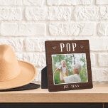 Rustikaler Personalisierter Pop Grandpa Foto Fotoplatte<br><div class="desc">Die individuelle Opa-Plakette zum Vatertag,  Geburtstag oder Großelterntag zeigt ein beliebtes Foto seines Enkels oder seiner Enkel mit "Pop" oben in rustikalem Schriftsatz. Personalisieren Sie mit dem Jahr,  in dem er ein Großvater wurde,  oder fügen Sie eine benutzerdefinierte Nachricht oder Name.</div>