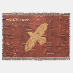 Rustikaler Raven auf der inneren Birkenrinde Decke