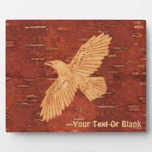 Rustikaler Raven auf der inneren Birkenrinde Fotoplatte