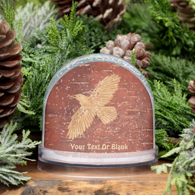 Rustikaler Raven auf der inneren Birkenrinde Schneekugeln (Winter)