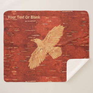 Rustikaler Raven auf der inneren Birkenrinde Sherpadecke