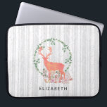 Rustikaler Reindeer Boho Wreath Wasserfarbe Benutz Laptopschutzhülle<br><div class="desc">Ein Laptop-Ärmel mit coolem boho-Stil,  digitales Aquarelldesign. Eine pastellorangefarbene Rentiere-Silhouette in einem Kranz von Kräutern-Blätter. Pilze und Waldfarne zu seinen Füßen. Ein grauweißes Birkenbaummuster im Hintergrund. Personalisieren Sie Ihre Daten mit einem Namen oder einem anderen Text.</div>