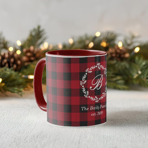 Rustikaler roter Buffalo-Karo-Weihnachtskranz mit Tasse