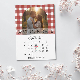 Rustikaler roter Gingham-Hochzeitsbogen für Engage Save The Date