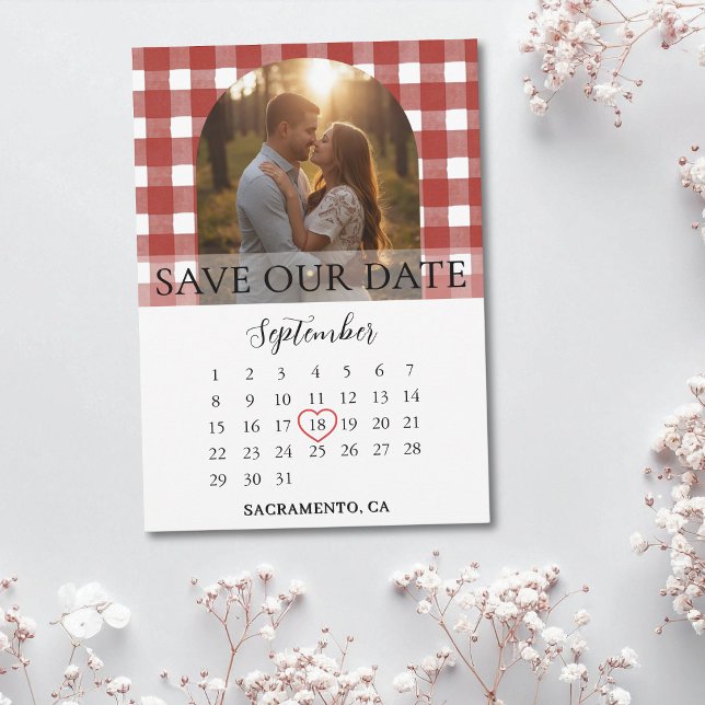 Rustikaler roter Gingham-Hochzeitsbogen für Engage Save The Date (Von Creator hochgeladen)