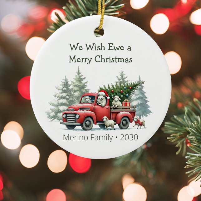 Rustikaler Schafroter Lkw Keramik Ornament (We wish ewe a merry christmas rustic red truck ceramic ornament)