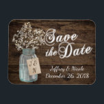 Rustikaler Stall Wedding Wood Mason Jar Babys Atem Magnet<br><div class="desc">Das ist ein wunderschönes ländliches Hochzeitsdesign mit weißen Säuglingsfloralen in einem Maurerkessel. Sie können dieses Design weiter anpassen, indem Sie auf den Knopf IT KENNEN klicken. Ich bin in der Lage, jedes passende Objekt zu entwerfen, deshalb kontaktieren Sie mich bitte, wenn Sie etwas Anderes für Sie benötigen. Sie können dieses...</div>