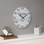 Rustikaler Stallholzname Große Wanduhr<br><div class="desc">Rustikale Mauer aus Stallholz mit großen römischen Zahlen. Sie können Ihren eigenen Namen personalisieren und hinzufügen.</div>