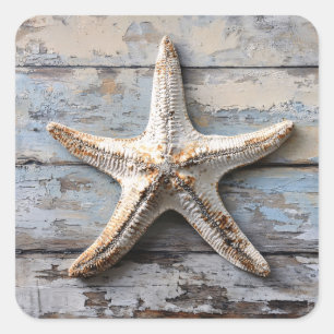 Rustikaler Starfish auf gewittertem Holz Quadratischer Aufkleber