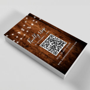 Rustikaler String Lights & Wood Wedding RSVP QR Co Begleitkarte