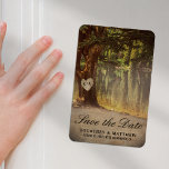 Rustikaler Treppensee Save the Date Magnet<br><div class="desc">Elegante Hochzeiten im Freien bewahren die Dattelmagnete mit einem romantischen See in einer Waldlandschaft,  einem alten rustikalen Baum mit einem geschnitzten Herz und Ihren Initialen im Inneren und einer bearbeitbaren Textvorlage.</div>
