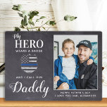 Rustikaler Vater Hero Daddy Personalisiertes Foto Fotoplatte<br><div class="desc">"Mein Held trägt ein Abzeichen und ich nenne ihn Daddy!"! Überraschen Sie Ihren Lieblings-Polizeibeamten und Papa mit dieser super personalisierten Polizei Papa Foto Plakat heute Väter Tag. Personalisieren Sie mit Ihrem bevorzugten Foto, Ihrer Nachricht und Ihrem Namen. Diese Tagesplakette der Polizeiväter wird von allen Polizeibeamten, Polizisten, Söhnen und Töchtern, Angehörigen...</div>
