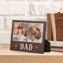 Rustikaler Vater mit zwei Fotos