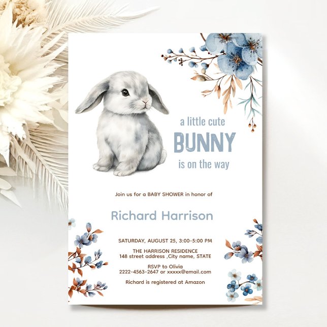 Rustikaler Wald kleine sonnige Babydusche Einladun Einladung (Cute Bunny Baby Shower Invitation Boy | Blue Floral Spring Rabbit Theme)