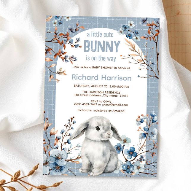 Rustikaler Wald niedliche Babydusche Einladung (Cute Bunny Baby Shower Invitation Boy | Blue Floral Spring Rabbit Theme)