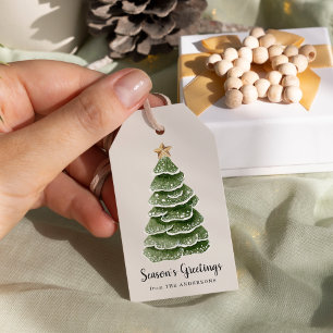 Rustikaler Weihnachtsbaum im Wald auf Beige zum We Geschenkanhänger