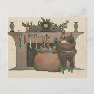 Rustikaler Weihnachtsmann hängt Strümpfe am Kamin  Postkarte